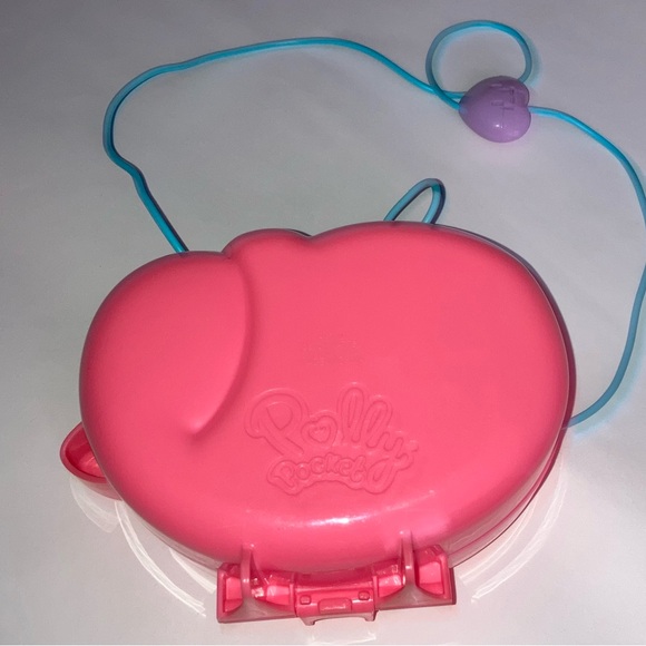 Polly Pocket Polly Pocket Pet Vet Play Set Starring Shani Cuddly Cat Purse - Picture 3 of 3